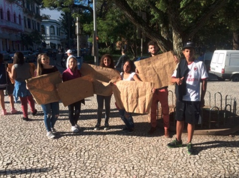 SCFV de Capoeiras promove Dia do Abraço no Centro de Florianópolis 