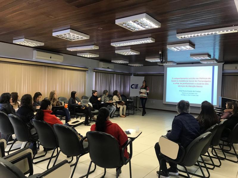 Psicóloga da rede de Assistência Social de Florianópolis faz palestra para servidores 