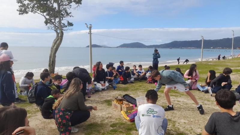 Estudantes da rede municipal de ensino limpam praias da Capital 