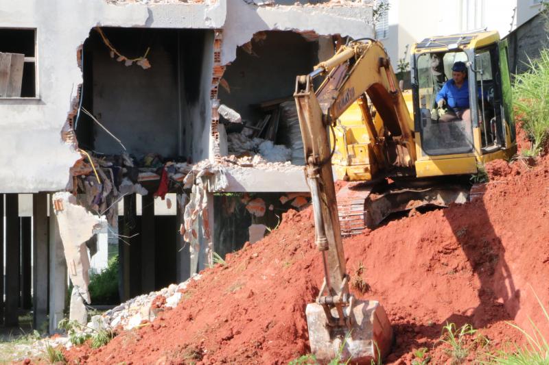 Prefeitura de Florianópolis conclui demolição do primeiro dos dois blocos do prédio abandonado em Coqueiros