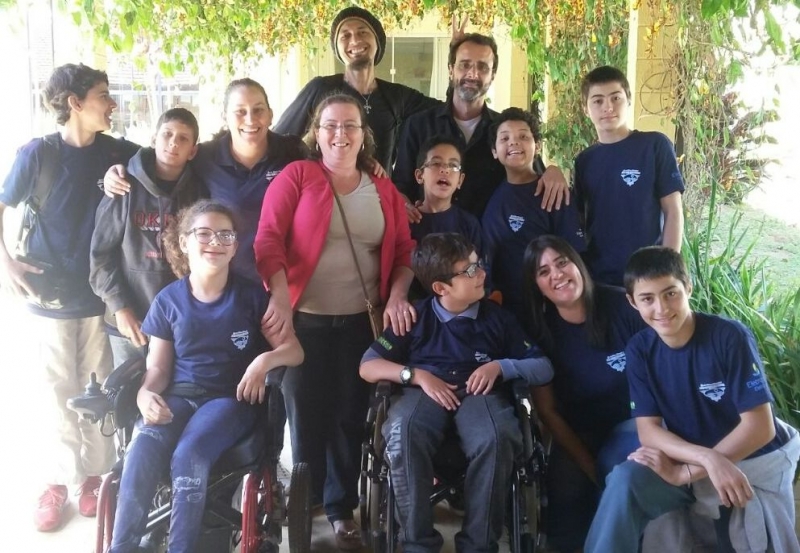 Alunos com deficiência exibem teatro de sombras