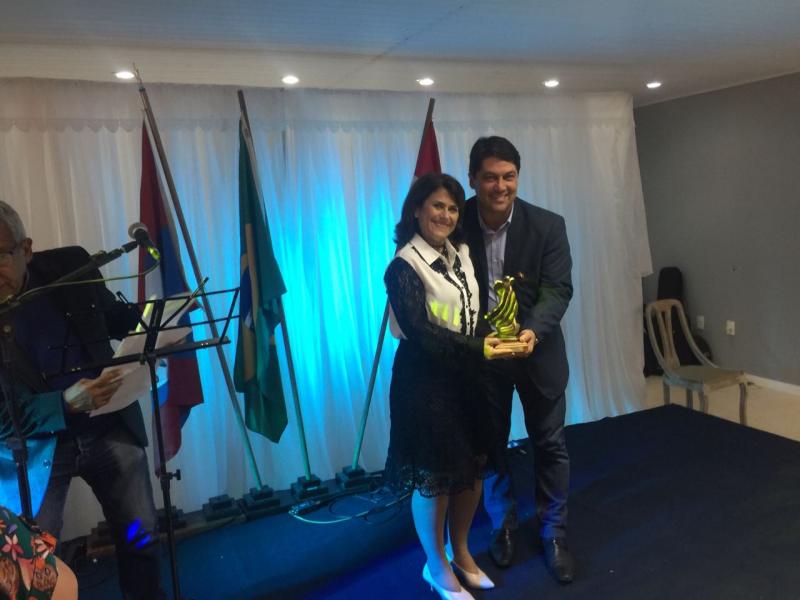 Fundação Franklin Cascaes recebe troféu Açorianidade