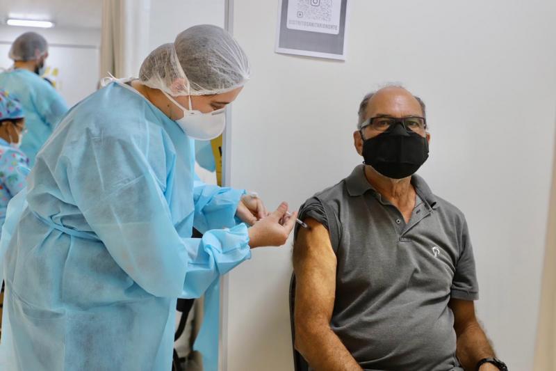 Florianópolis reforça importância da terceira dose para idosos