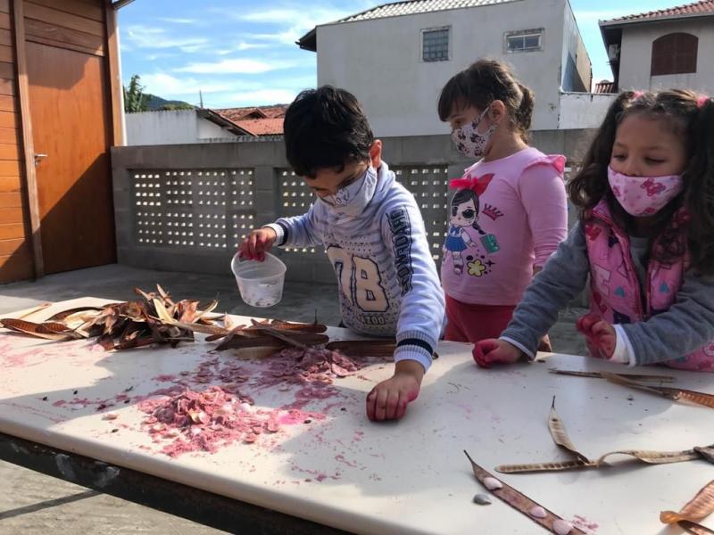 Projeto desenvolvido em unidade educativa da rede municipal propõe às crianças explorarem e aprenderem com elementos da natureza