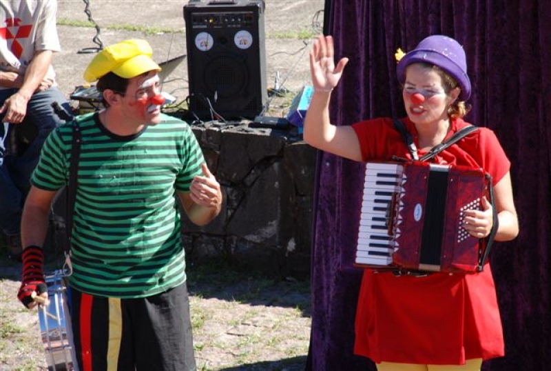 Projeto Palco Aberto divulga circo na praça