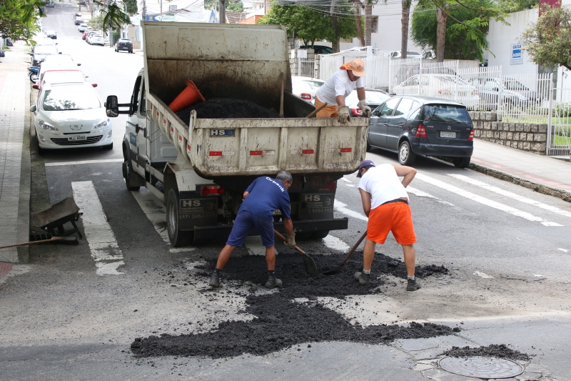Equipes percorrem a cidade tapando buracos
