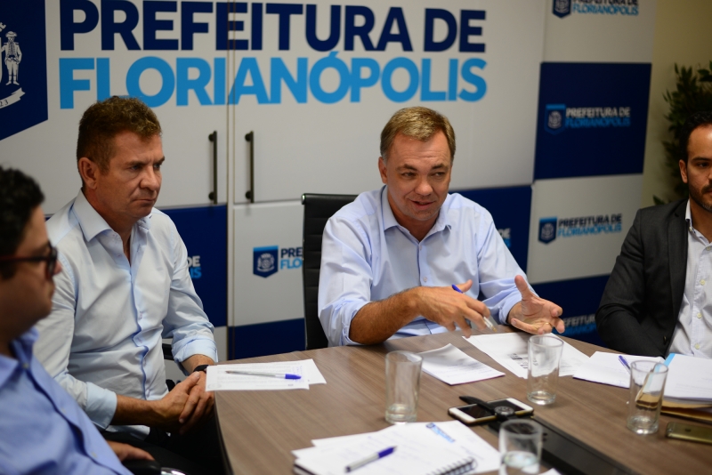Prefeitura paga parte dos salários de inativos em Florianópolis