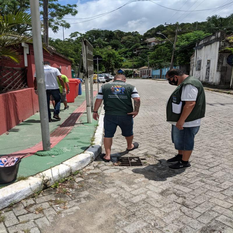 Blitz interdita restaurante no Sambaqui por esgoto lançado na praia 
