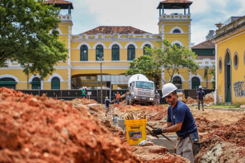 Prefeitura prepara estaqueamento para edificações no Largo da Alfândega