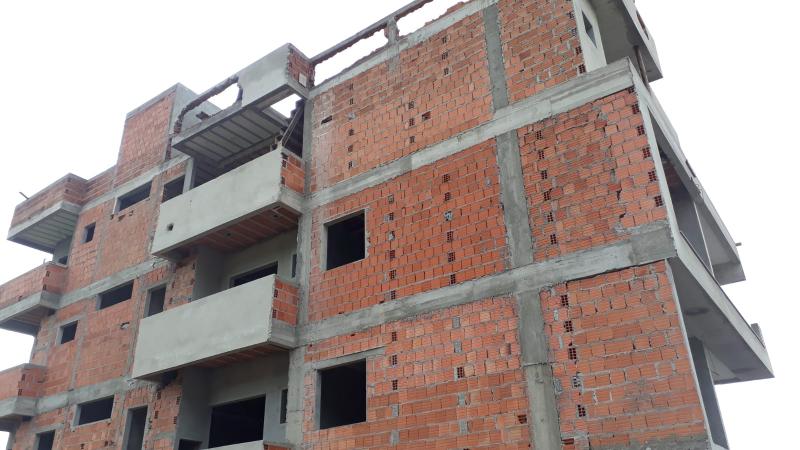 Prédio de quatro andares sendo construído em área de APP começa a ser demolido nesta quinta (6)