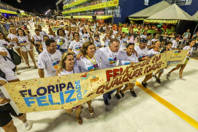 Mais de 500 idosos do programa Feliz Idade desfilaram na Passarela 