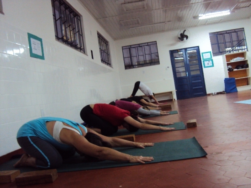 Servidores da Educação praticam yoga 