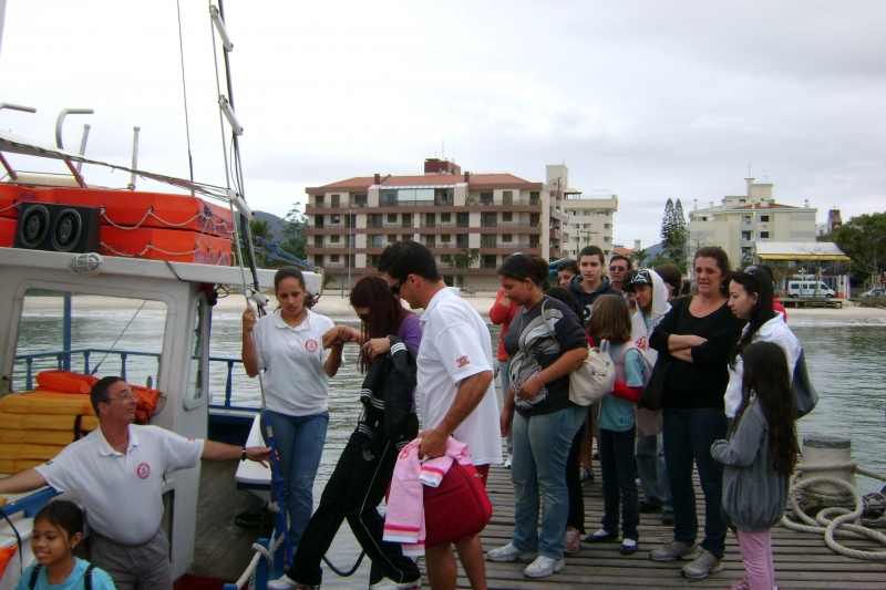 Professores estudam no mar 