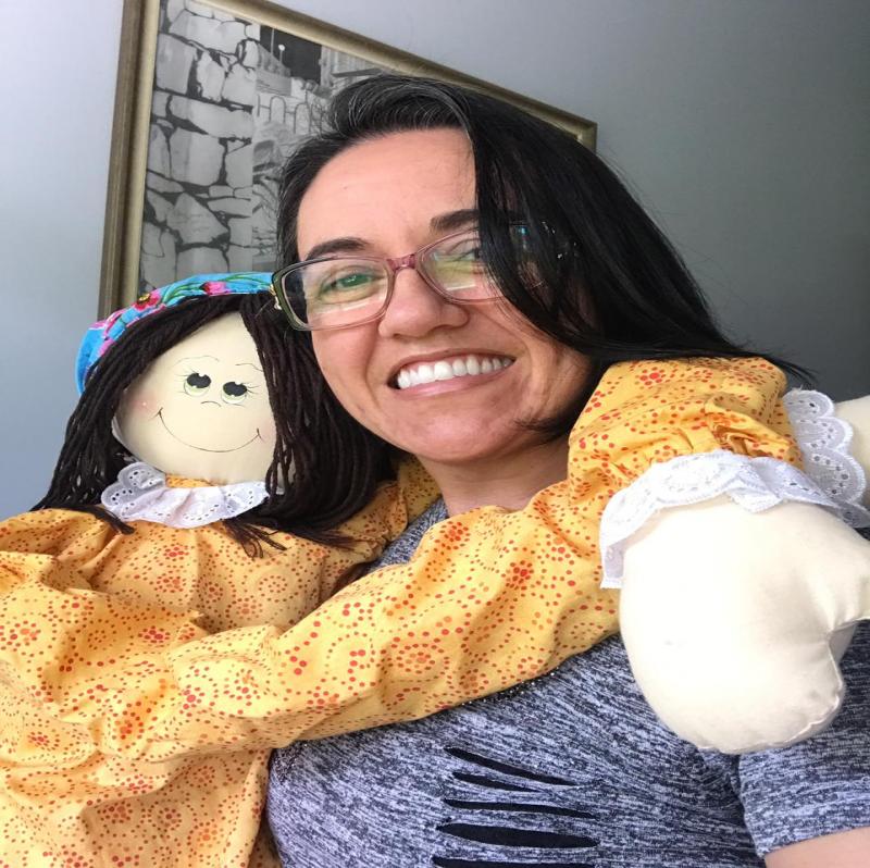 Boneca que “fabrica sorrisos” ajuda professora a vencer prêmio nacional de boas práticas