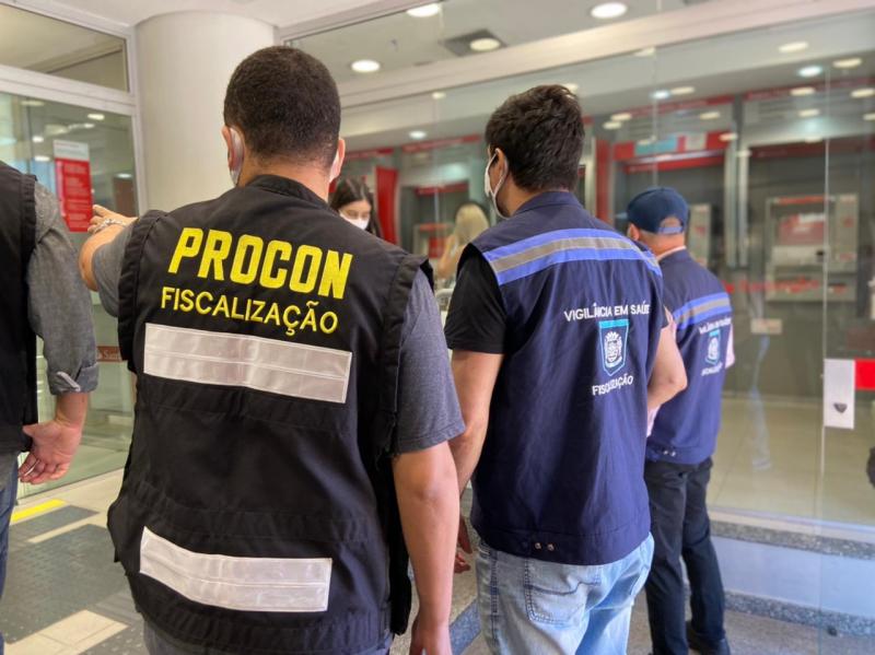 Procon constata irregularidades em cinco agências bancárias do Centro