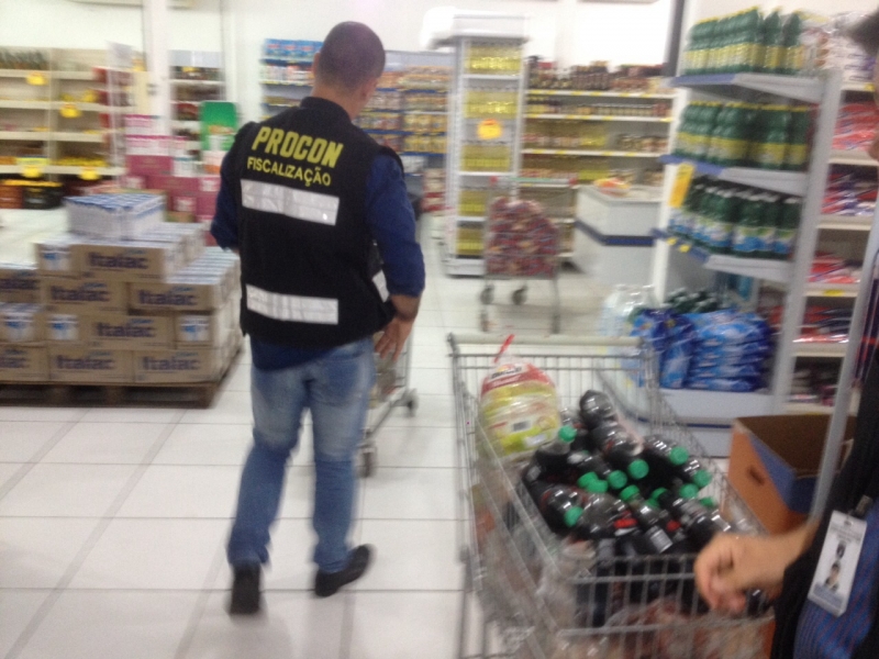 Apreendidos 100 kg de alimentos fora da validade