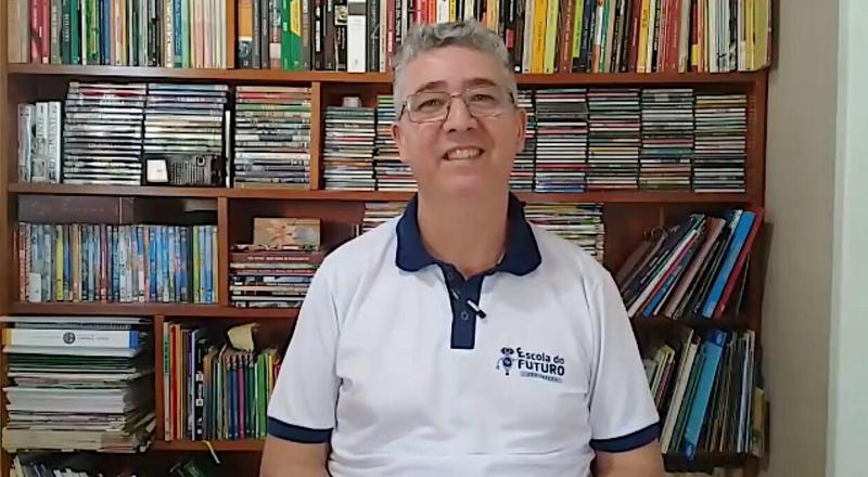 Professor de história da rede municipal de ensino de Florianópolis se adapta a aulas teletransmitidas