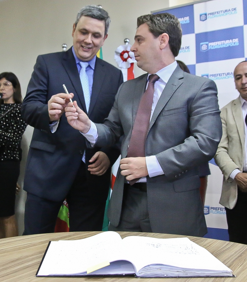 Prefeito transmite cargo a presidente da Câmara