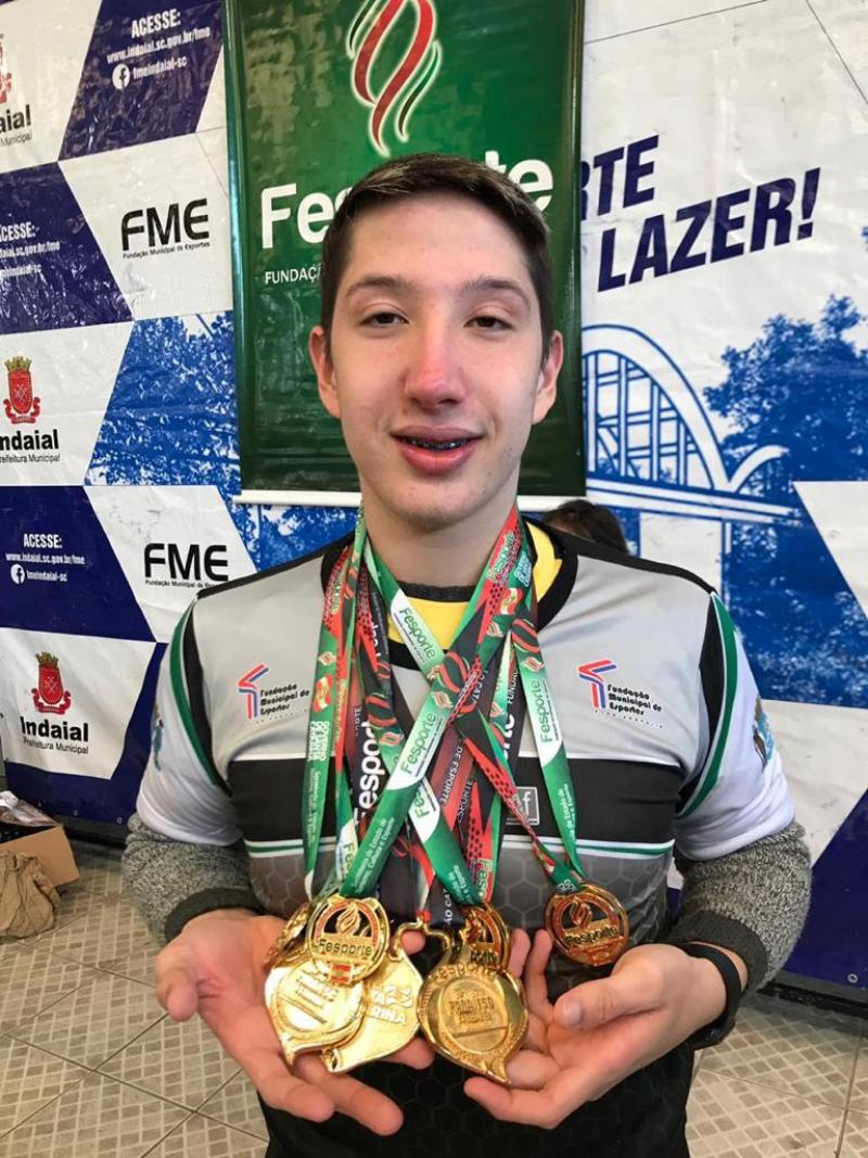 Atleta paralímpico conquista 9 medalhas de ouro para Florianópolis na natação