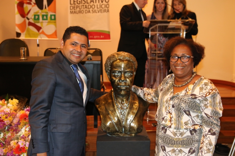 Busto de Antonieta de Barros é entregue à Alesc