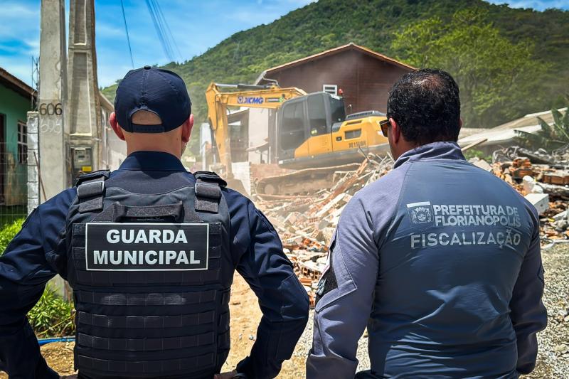 13 construções irregulares são demolidas em nova fase da Operação Solo Legal