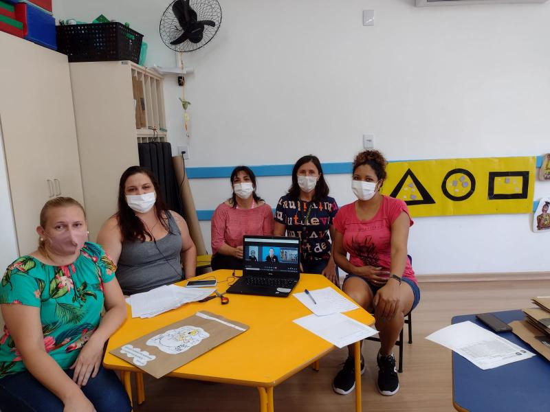 Neim Doralice Maria Dias auxilia pais surdos a compreenderem rotina escolar do filho