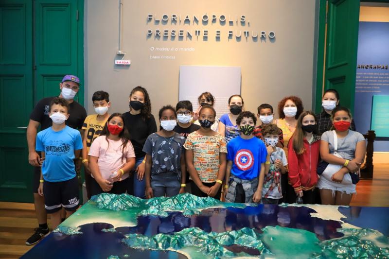 Crianças em vulnerabilidade atendidas pela PMF visitam Museu