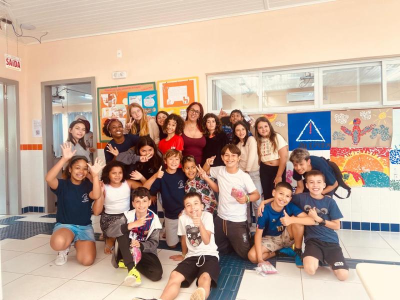 Em corredor humano, professora é ovacionada em seu último dia de aula