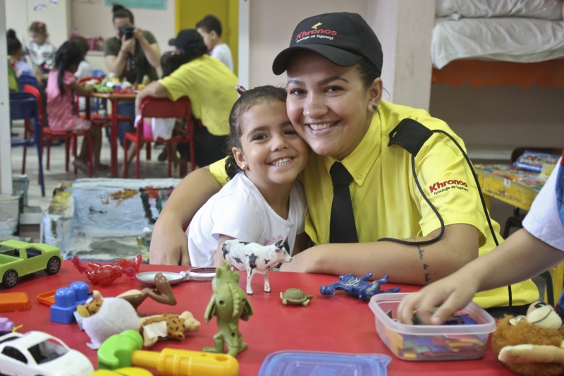 Creche no Verão: mãe trabalha perto da filha