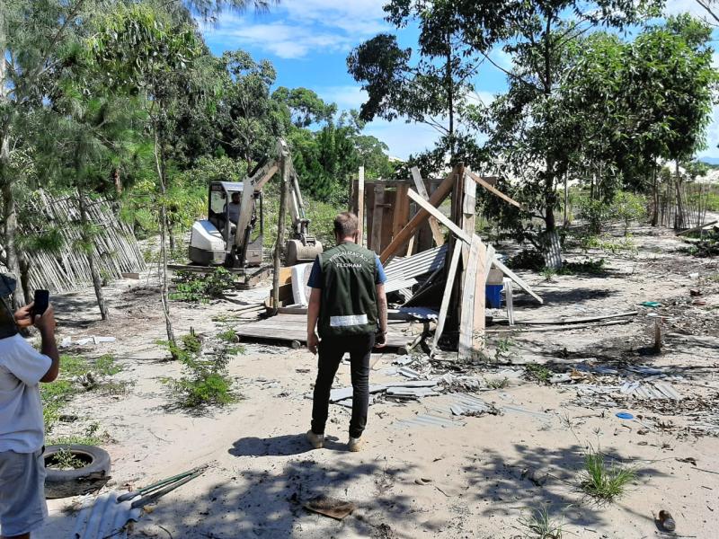 Floram realiza nova demolição de construção irregular em área de dunas