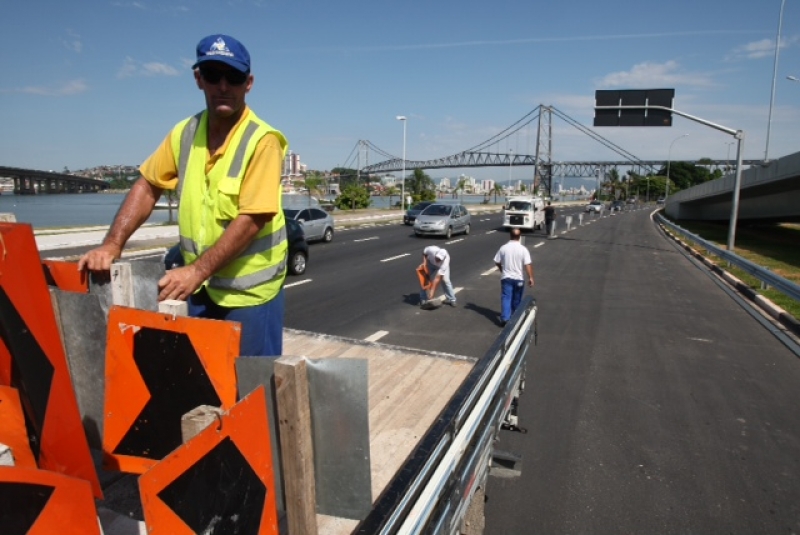 Pista sob o elevado Carl Hoepcke é liberada para o tráfego de veículos