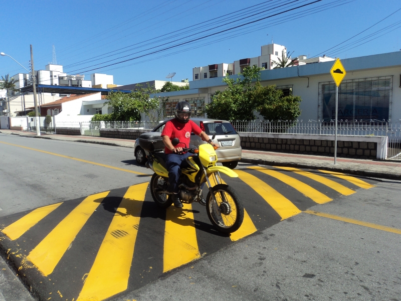 Rua Sérgio Gil recebe nova sinalização