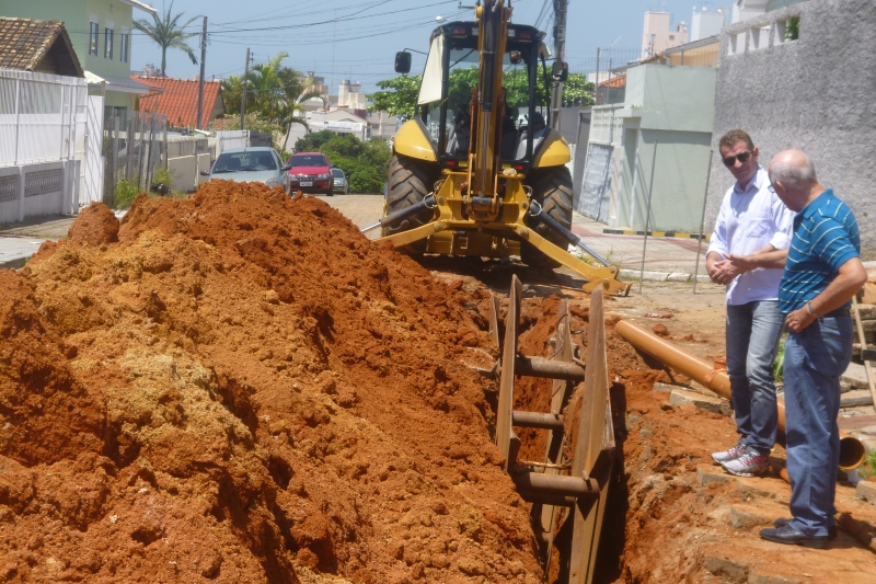 Secretaria do Continente vistoria obras da Casan
