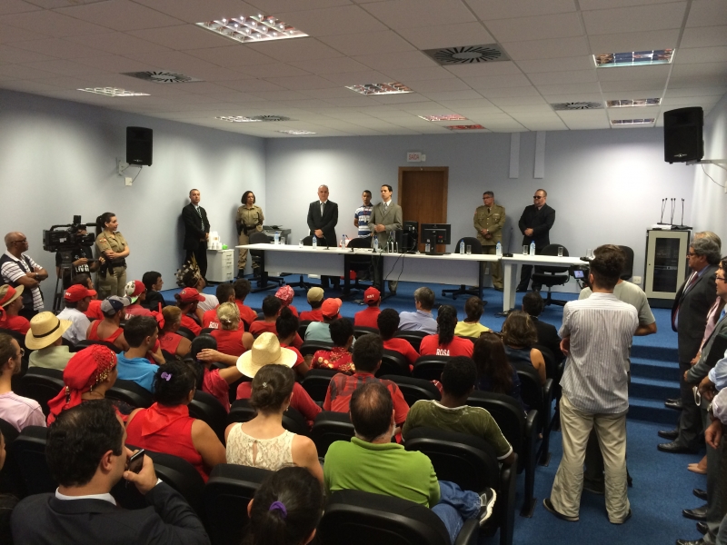 Prefeitura assiste crianças da área invadida na SC-401