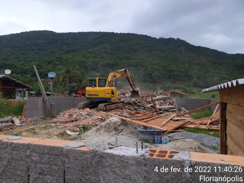 PMF realiza demolição de duas casas e um prédio em construção irregular 