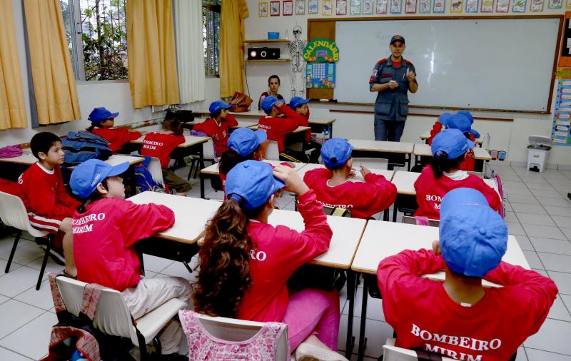 Volta às aulas na rede municipal tem recepção especial e lançamento de projeto Bombeiro Mirim