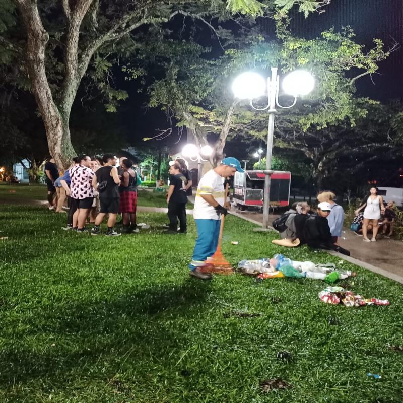 Praça Santos Dumont amanhece praticamente limpa depois da recepção a calouros