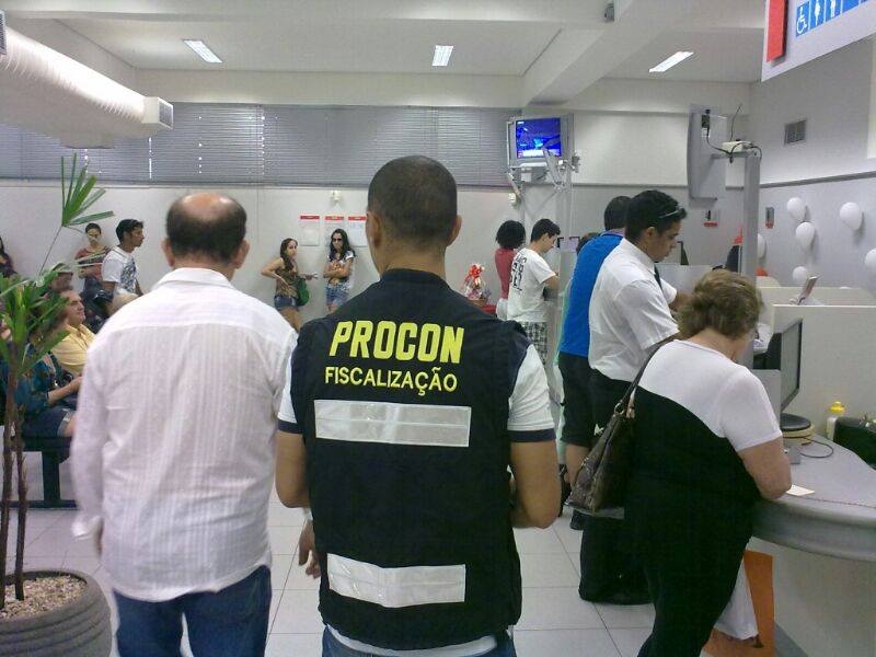 Demora no atendimento rende multa a bancos