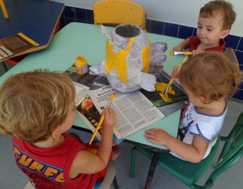 Bebês fabricam seus brinquedos na creche 
