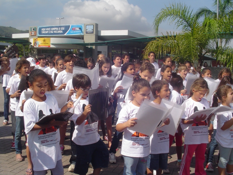 Crianças prestam homenagem às mães na Capital
