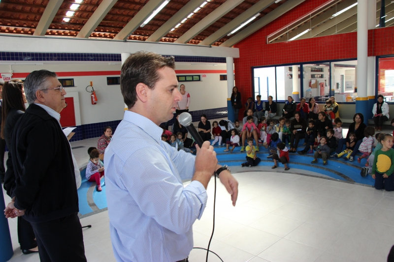 Creche municipal ganha cobertura no anfiteatro