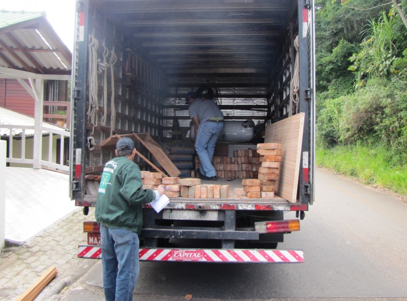 FLORAM faz apreensão no Ribeirão da Ilha