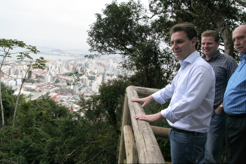 Vistoria nas obras do Parque do Morro da Cruz