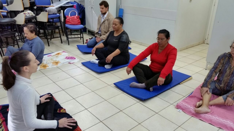 Centros de saúde oferecem grupos de yoga