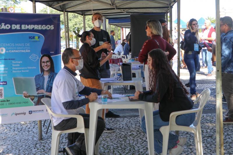 Floripa Mais Empregos: Florianópolis lidera a geração de empregos de 2022 em SC
