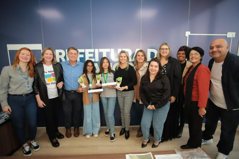 Estudantes são premiados no Concurso de Redação do programa de robótica educacional de Florianópolis