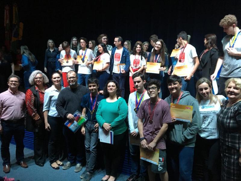 Estudantes recebem medalhas da Olimpíada Brasileira de Matemática