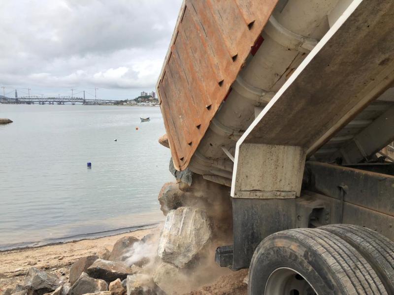Começa obra de enrocamento de pedra na Ponta do Leal 