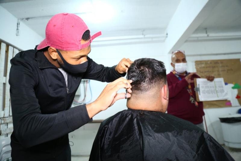 PMF inaugura estúdio e barbearia para pessoas em situação de rua 
