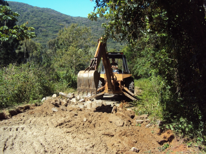 Retirada rua particular localizada no Parque Municipal do Maciço da Costeira